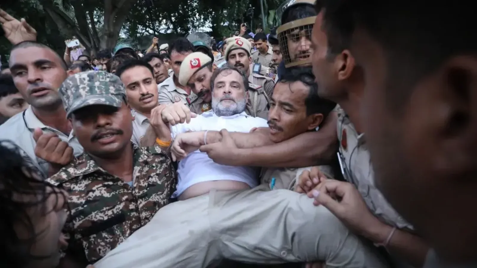 গ্রেপ্তারের পর ৫ দফা দাবি জানালেন রাহুল গান্ধী