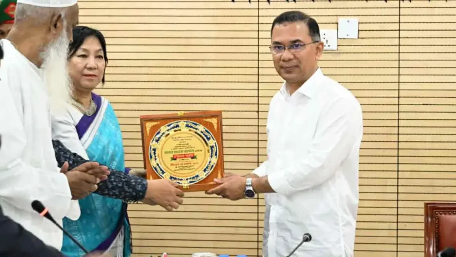 প্রধানমন্ত্রীর সঙ্গে শুভেচ্ছা বিনিময় করেছেন বৌদ্ধ সম্প্রদায়ের নেতারা