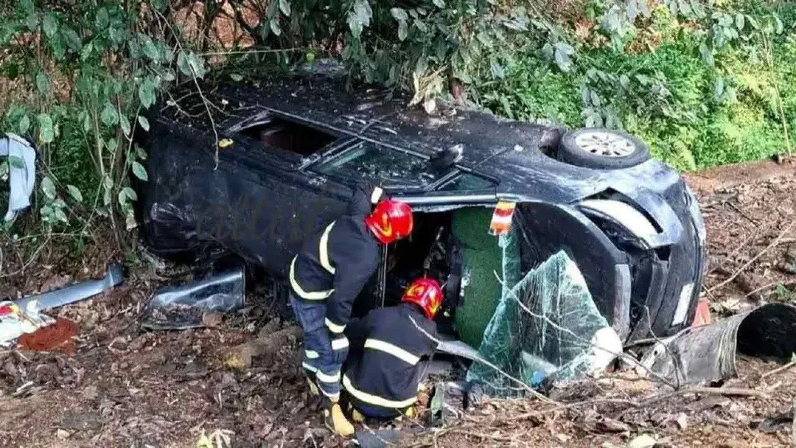 চট্টগ্রাম-কক্সবাজার মহাসড়কের নিয়ন্ত্রণ হারিয়ে খাদে মাইক্রোবাস, নিহত ৩