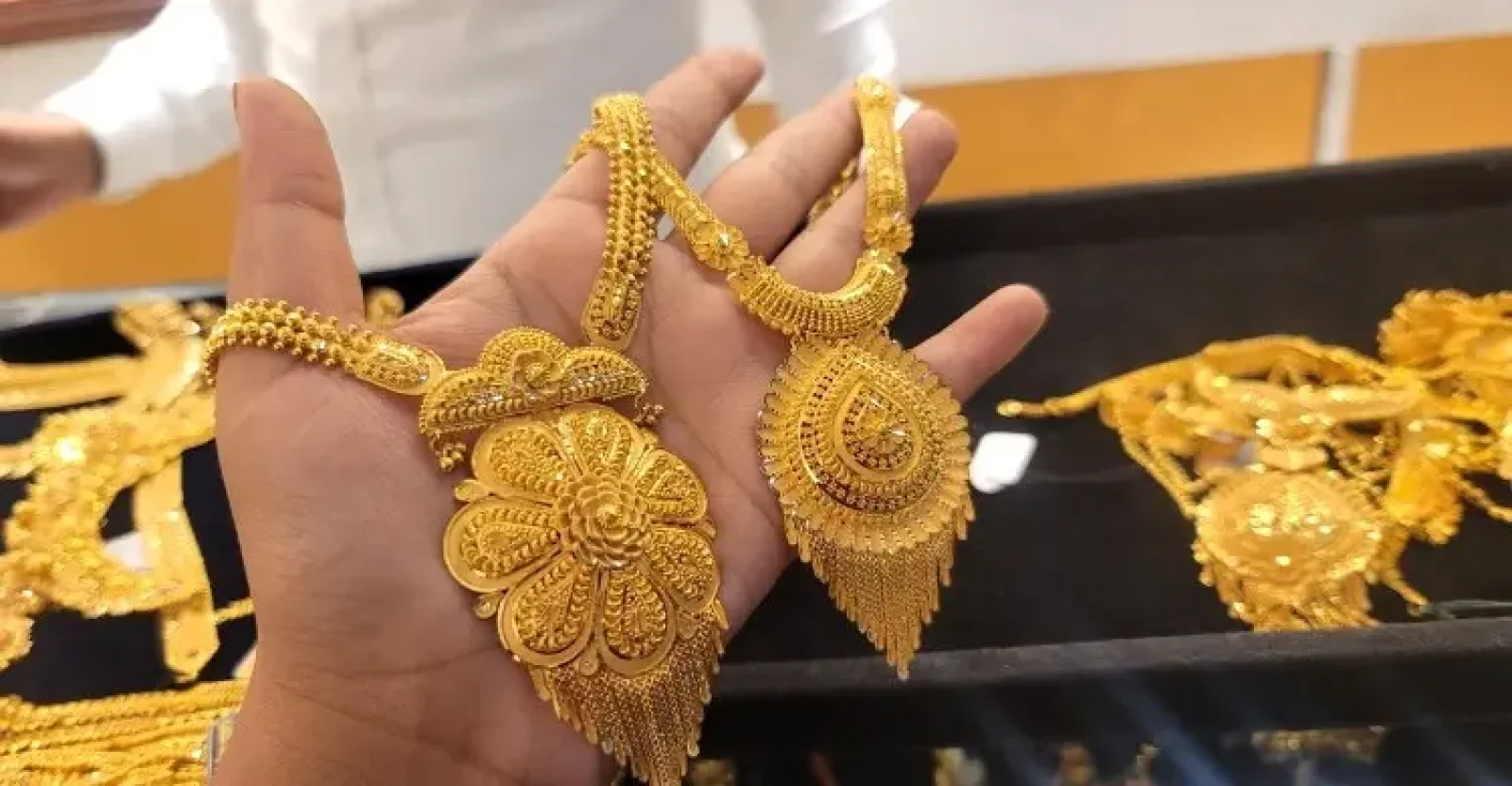 হঠাৎ বাড়ছে সোনার দাম, সামনেই কি নতুন রেকর্ড?