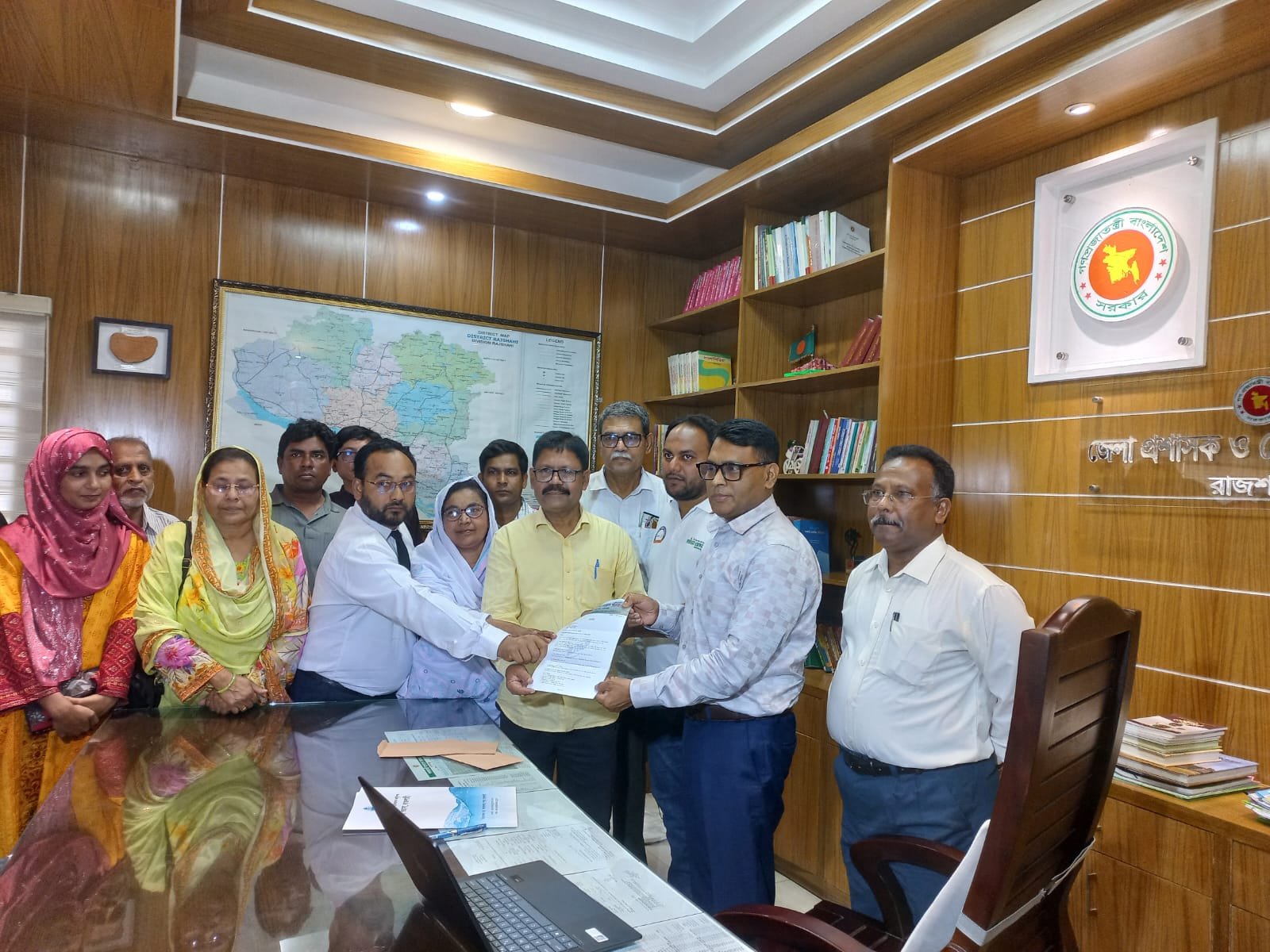 রাজশাহীতে চিকিৎসকদের অতিরিক্ত ফি নিয়ন্ত্রণসহ ৬ দফা বাস্তবায়নের দাবিতে স্বাস্থ্যমন্ত্রীকে স্মারকলিপি