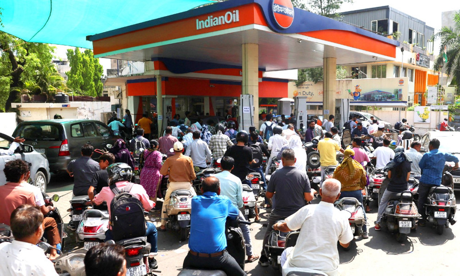 তেলের ঘাটতি যেভাবে পূরণ করছে ভারত