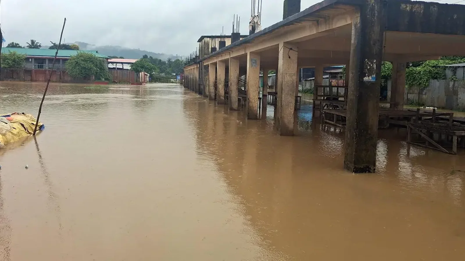 টানা বৃষ্টিতে সাজেকের সঙ্গে সারা দেশের যানচলাচল বন্ধ