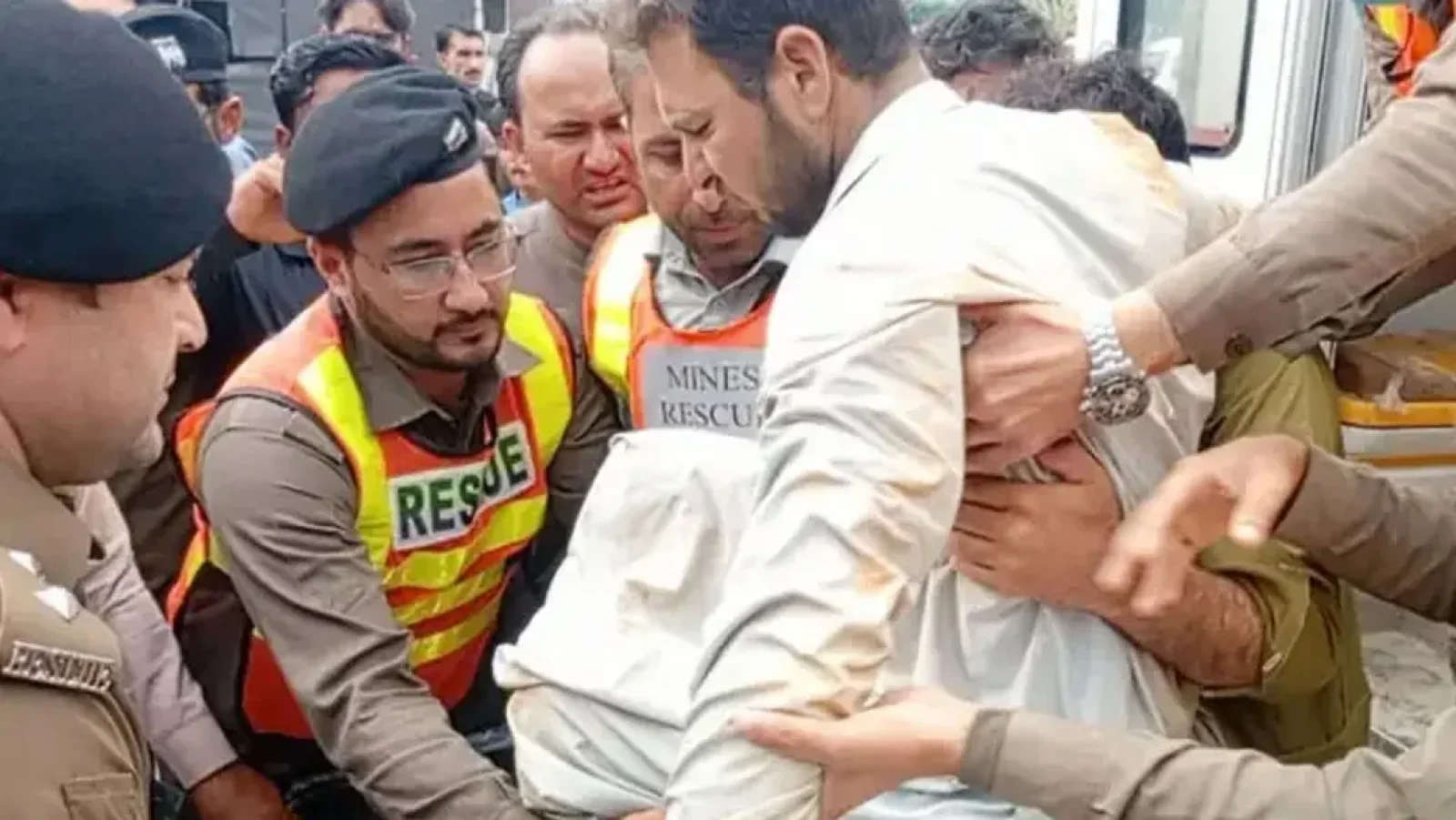 পাকিস্তানে ধ্বংসস্তূপ থেকে ১৭ দিন পর জীবিত শ্রমিককে উদ্ধার