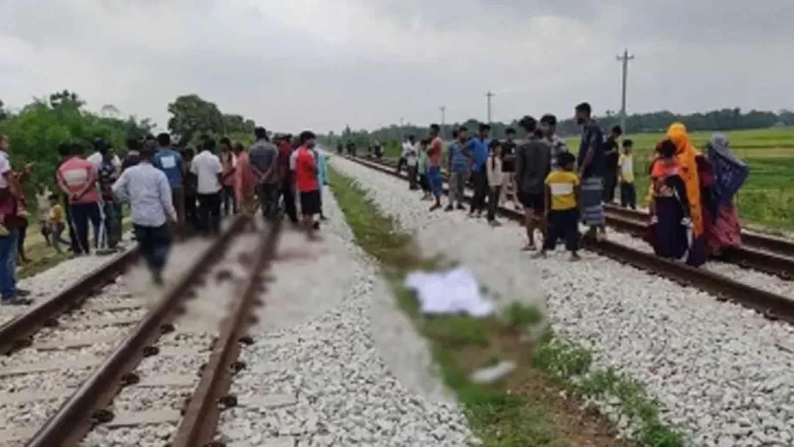 ঘর থেকে ছেলের, রেললাইন থেকে বাবার মরদেহ উদ্ধার