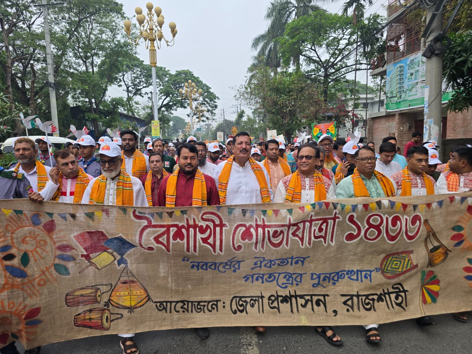‘নববর্ষের ঐক্যতান, গণতন্ত্রের পুনরুত্থান’ স্লোগানে রাজশাহীতে বর্ণাঢ্য বৈশাখী শোভাযাত্রা