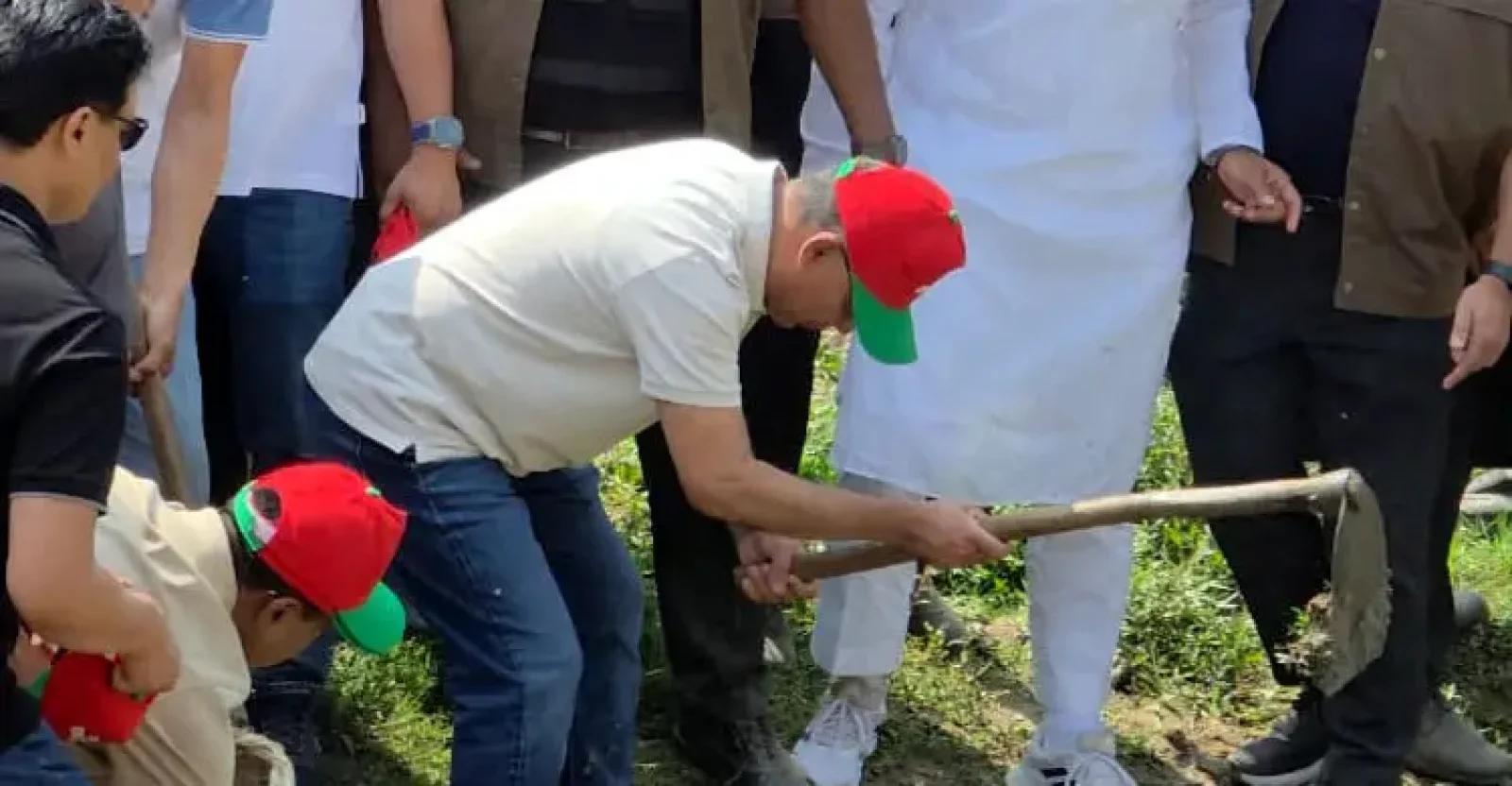 দিনাজপুরে খাল খনন কর্মসূচির উদ্বোধন করলেন প্রধানমন্ত্রী তারেক রহমান