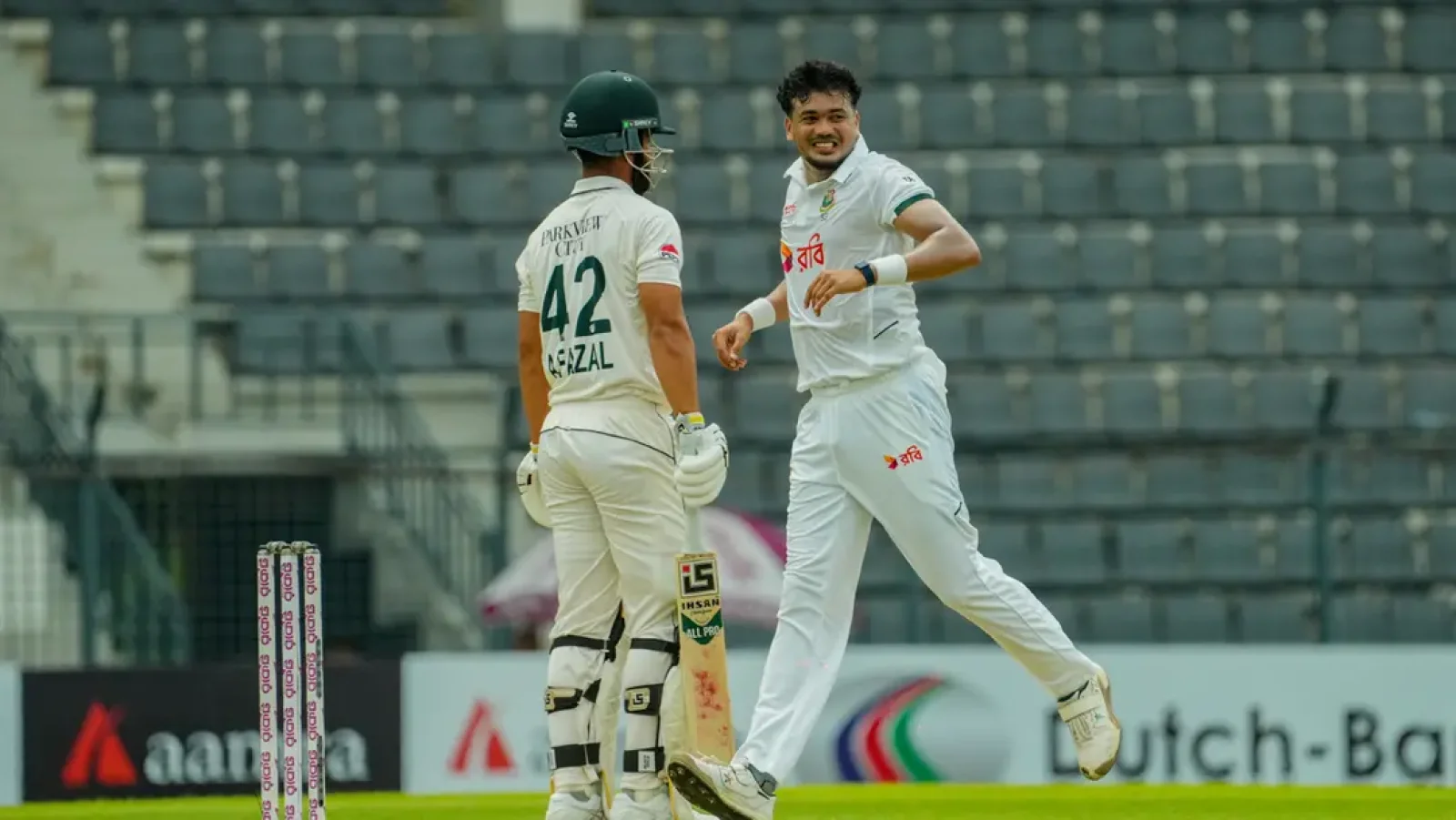 দিনের শুরুতেই পাকিস্তানকে জোড়া আঘাত তাসকিনের