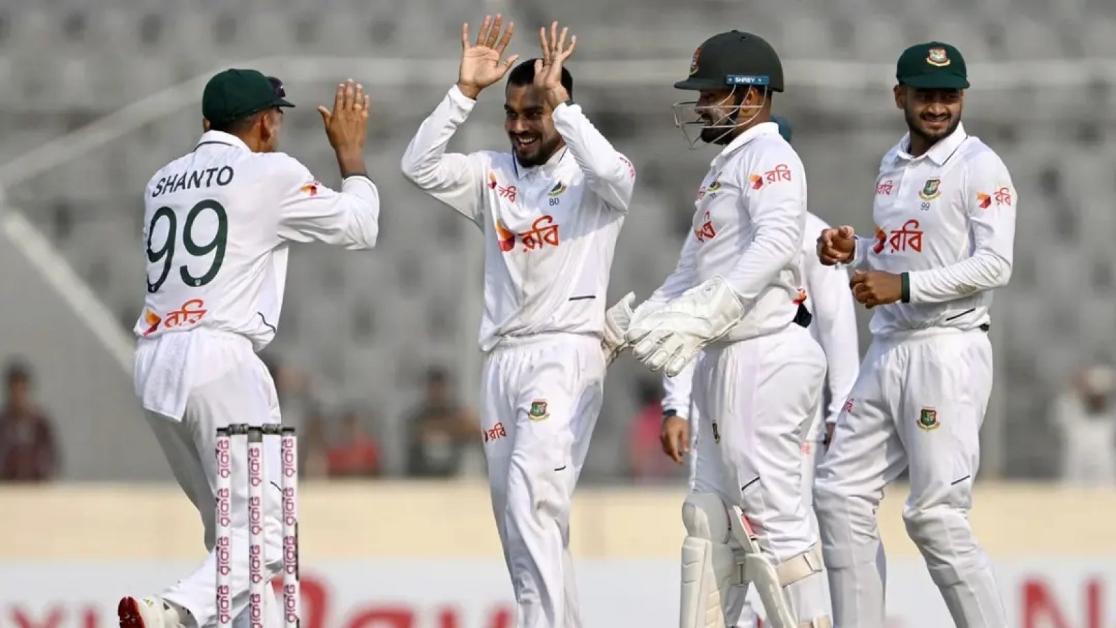 বাজে বোলিংয়ে হতাশায় দিন শেষ করল বাংলাদেশ