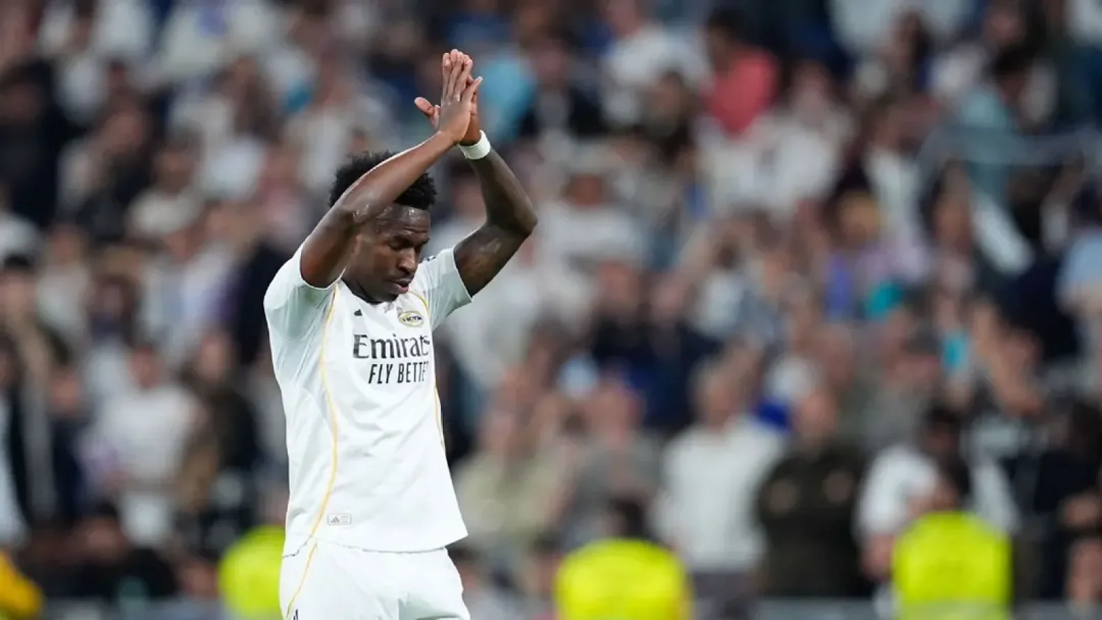 আলাভেসকে হারিয়ে বার্সেলোনার সঙ্গে পয়েন্টের ব্যবধান কমালো রিয়াল