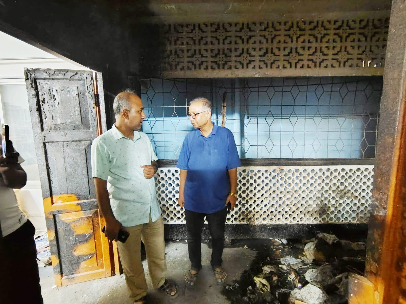 অগ্নিকাণ্ডে ক্ষতিগ্রস্থ সোনার দেশ কার্যালয় পরিদর্শনে আরইউজের সভাপতি আবদুল আউয়াল