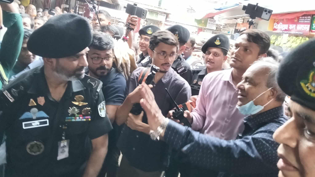 নিষিদ্ধ পলিথিনের ব্যবহার রোধে কৃষি মার্কেট পরিদর্শনে জাহাঙ্গীর আলম