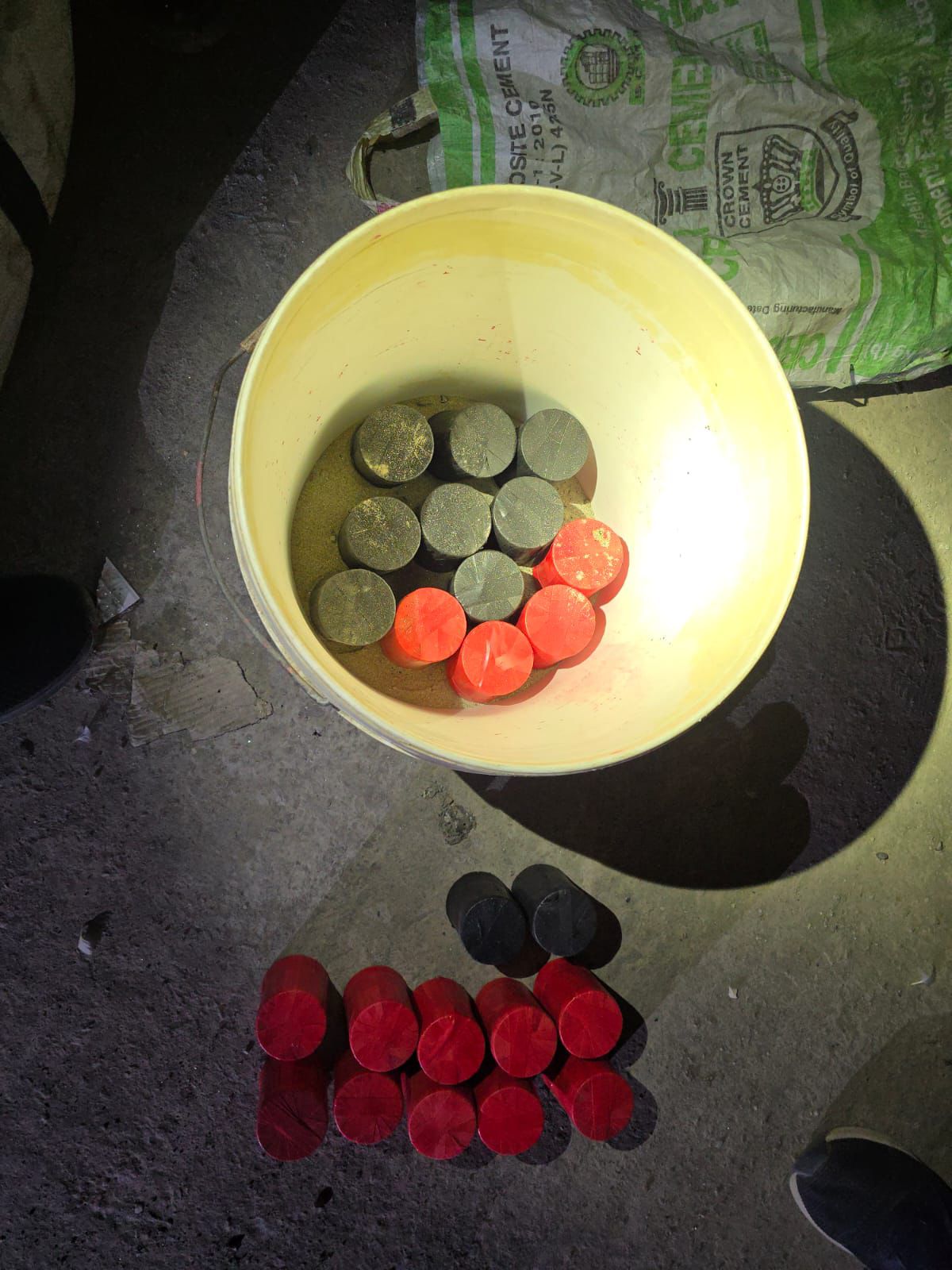 রাজশাহীতে ২৪টি ককটেল ও ৪০টি দেশীয় অস্ত্র উদ্ধার