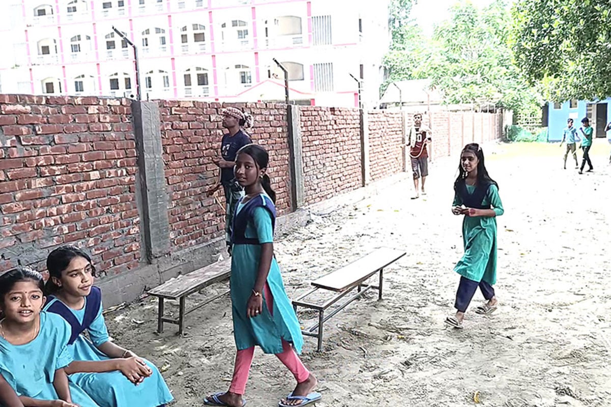 মানিকগঞ্জে দুই বিদ্যালয়ের মধ্যদিয়ে প্রাচীর নির্মাণ, এলাকা জুড়ে অসন্তোষ