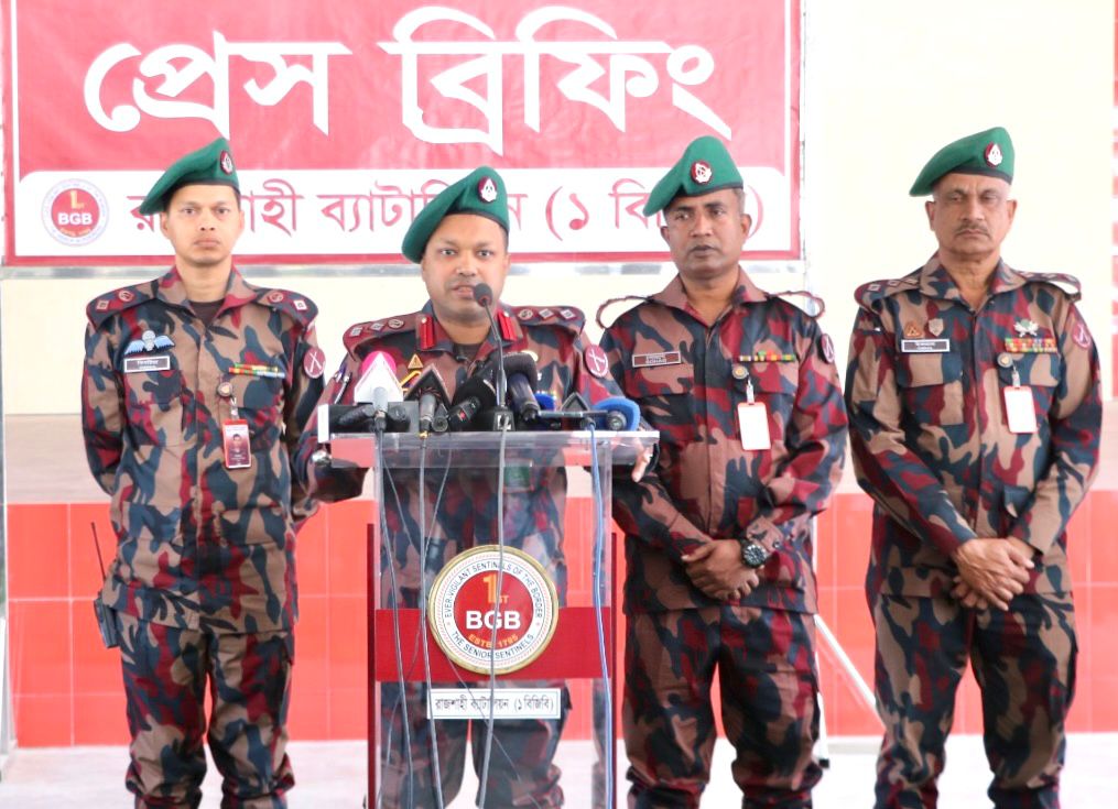 রাজশাহী সীমান্ত থেকে বিদেশি অস্ত্র উদ্ধার