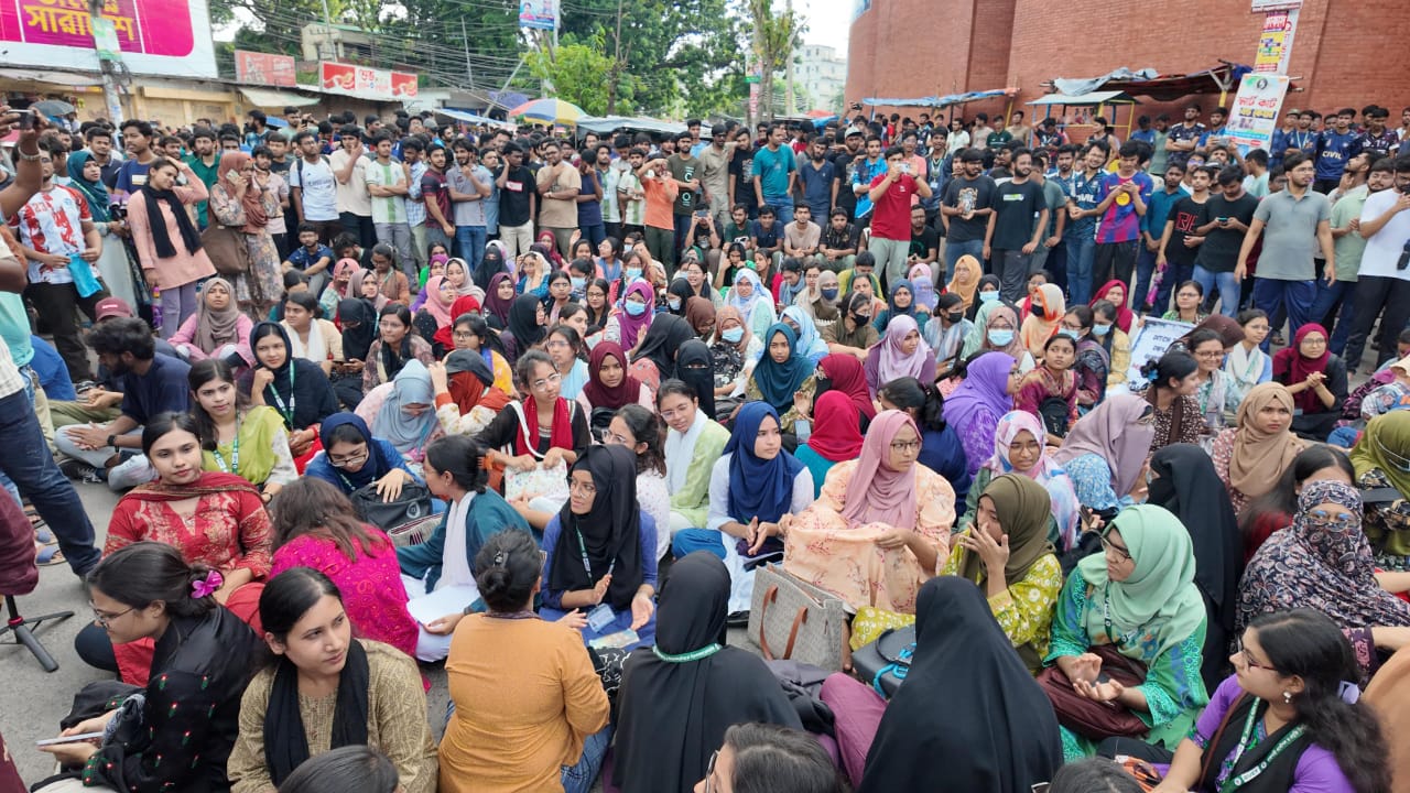 প্রকৌশল শিক্ষার্থীদের ওপর হামলার প্রতিবাদে রাজশাহী-ঢাকা মহাসড়ক অবরোধ রুয়েট শিক্ষার্থীদের