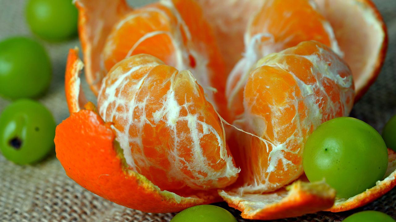 কমলা না আমলকী, শীতে ত্বক ভালো রাখতে কোনটি খাবেন?