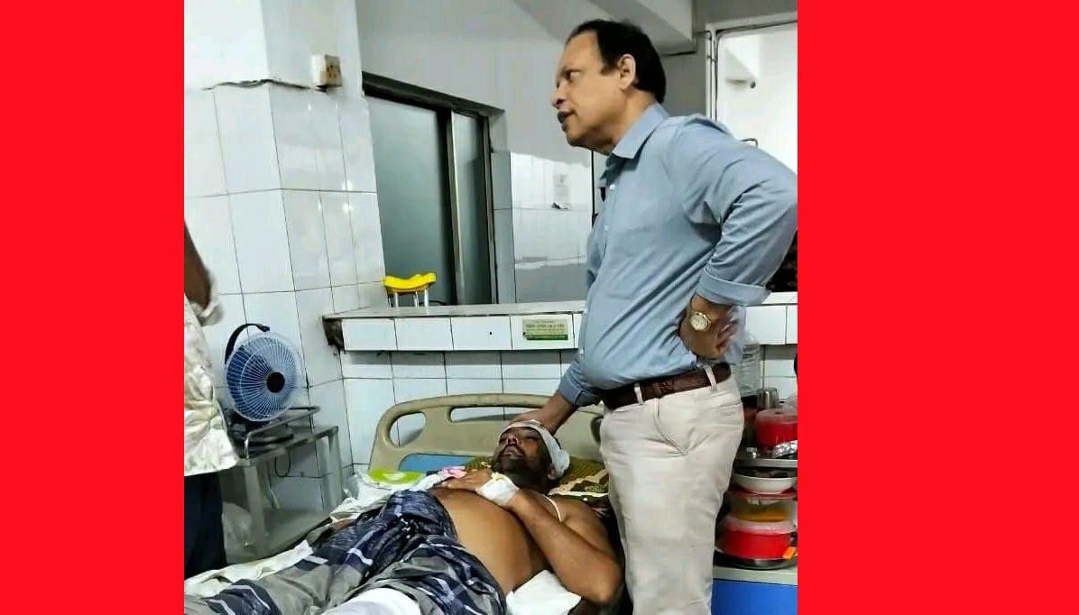 গুরুতর আহত ছাত্রদল নেতা হাসানের শয্যাপাশে বিএনপি নেতা মানিক