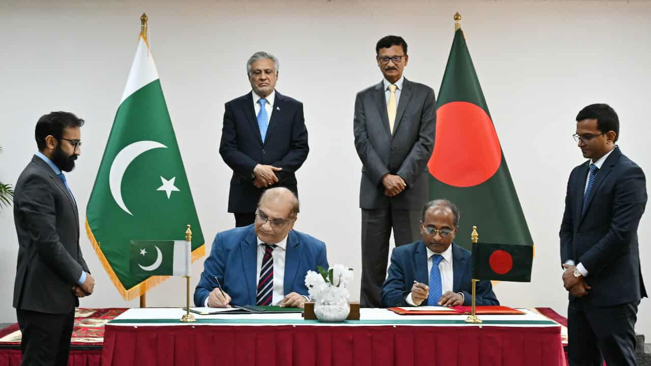 ৫ স্মারক ও এক চু‌ক্তি সই করল বাংলাদেশ-পা‌কিস্তান