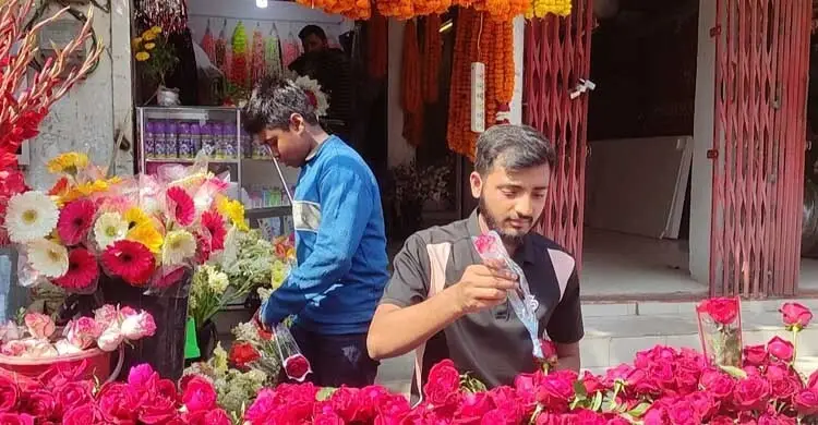 ফাল্গুন ও ভালোবাসায় বিক্রি বেড়েছে ফুলের দোকানে