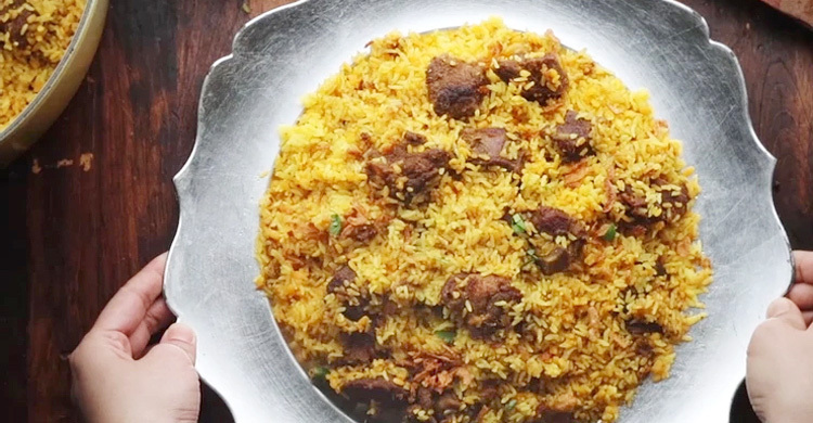 বৃষ্টির দিনে পাতে রাখুন গরম গরম বিফ খিচুড়ি