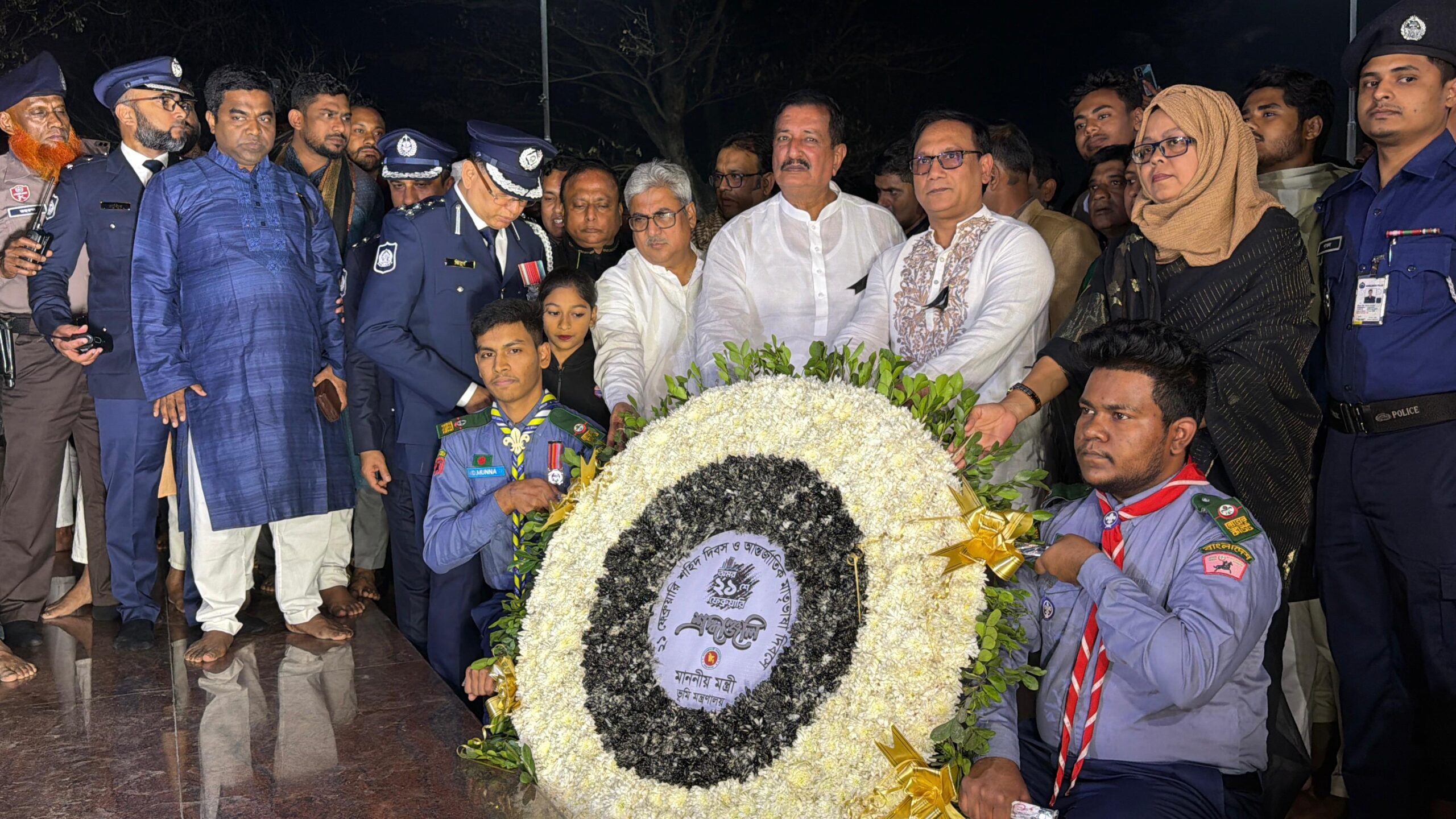 রাজশাহীতে নতুন কেন্দ্রীয় শহীদ মিনার উদ্বোধন: ভাষা শহীদদের শ্রদ্ধা জানাতে মানুষের ঢল