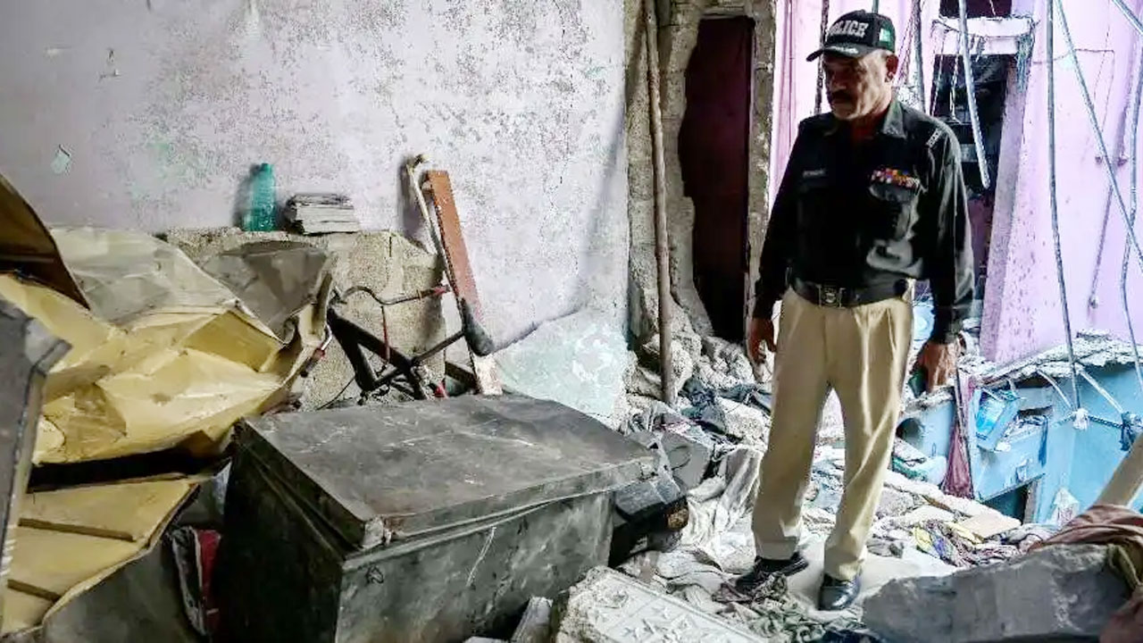 পাকিস্তানে বিস্ফোরণের জেরে ভবনধস, নিহত ১৬