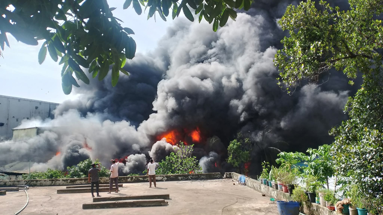 কর্ণফুলী ইপিজেডে ভয়াবহ আগুন, নিয়ন্ত্রণে ৮ ইউনিট