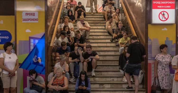 যুক্তরাষ্ট্রের অস্ত্র সহায়তা স্থগিত, দুশ্চিন্তায় ইউক্রেন