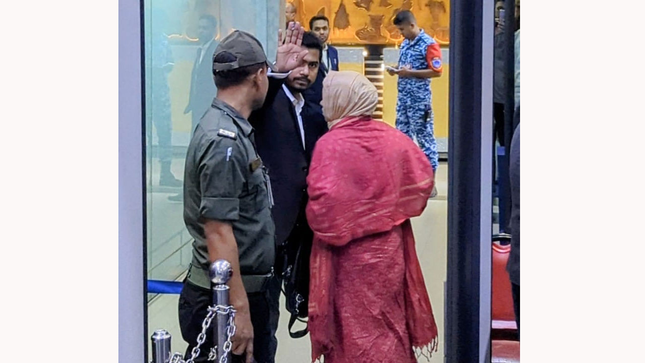 উন্নত চিকিৎসার জন্য সিঙ্গাপুর গেলেন নুর