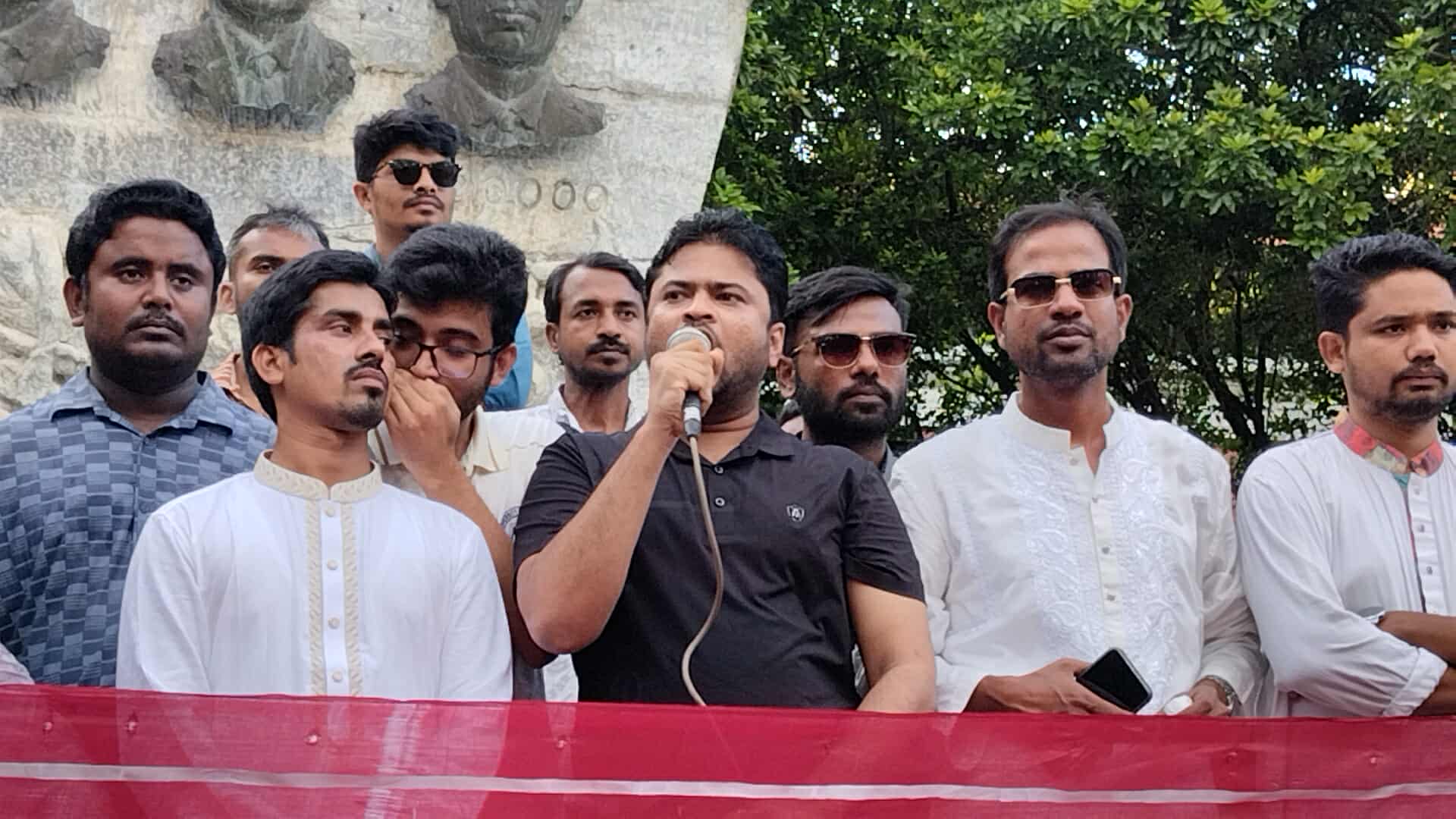রাবি উপাচার্যের চেয়ার টেনে পদ্মা নদীতে ফেলার আহ্বান ছাত্রদল সভাপতির