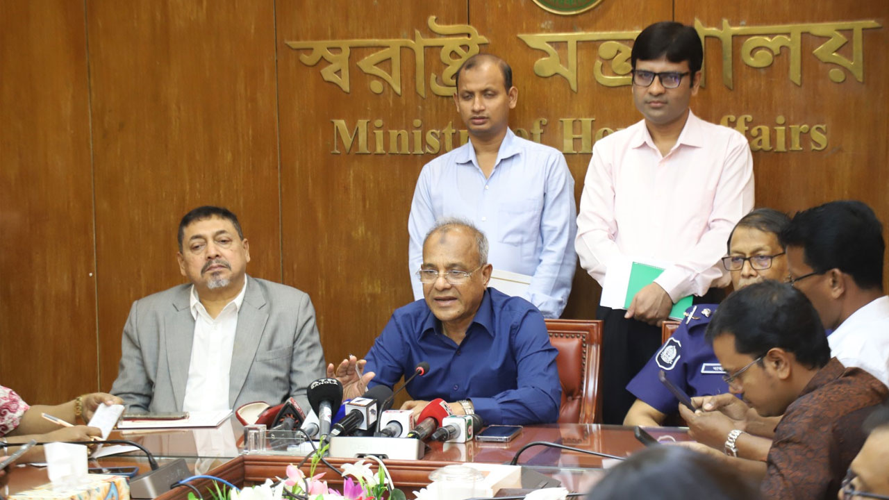 লুট হওয়া অস্ত্র উদ্ধারে পুরস্কার ঘোষণা: এলএমজি ৫ লাখ, শটগানে ৫০ হাজার