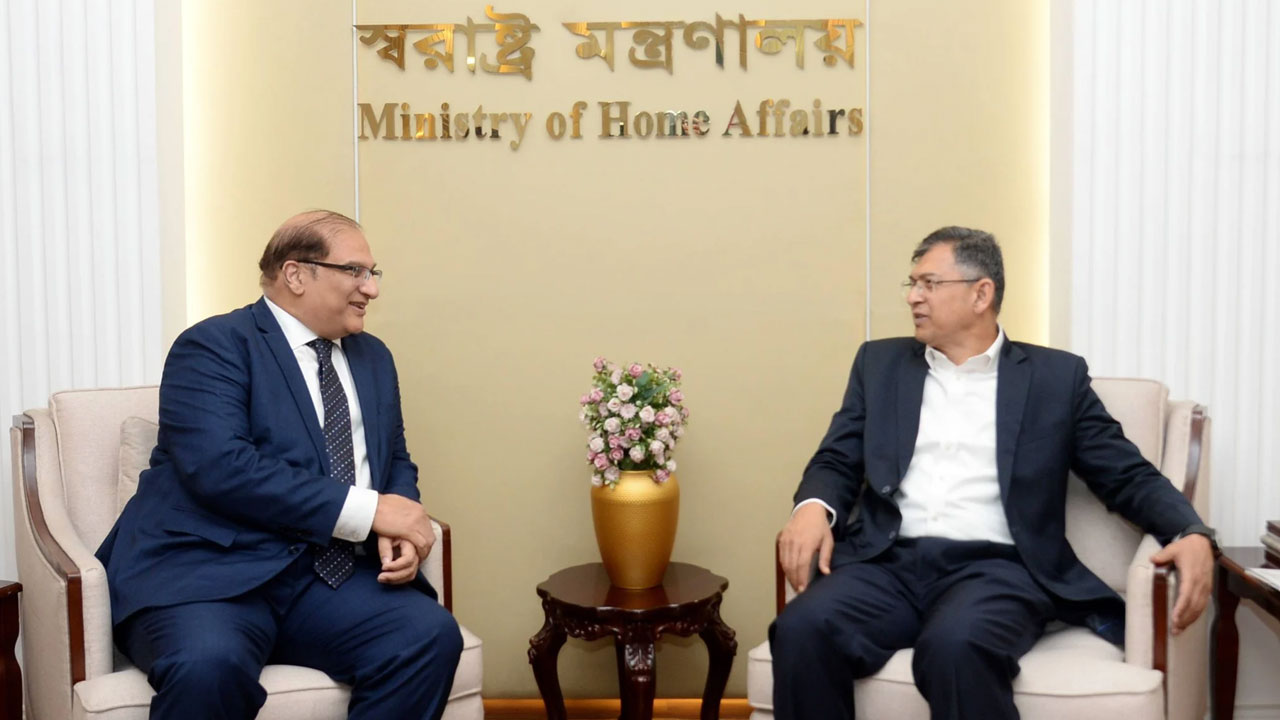 পাকিস্তান হাইকমিশনারের সাখে স্বরাষ্ট্রমন্ত্রীর সাক্ষাৎ