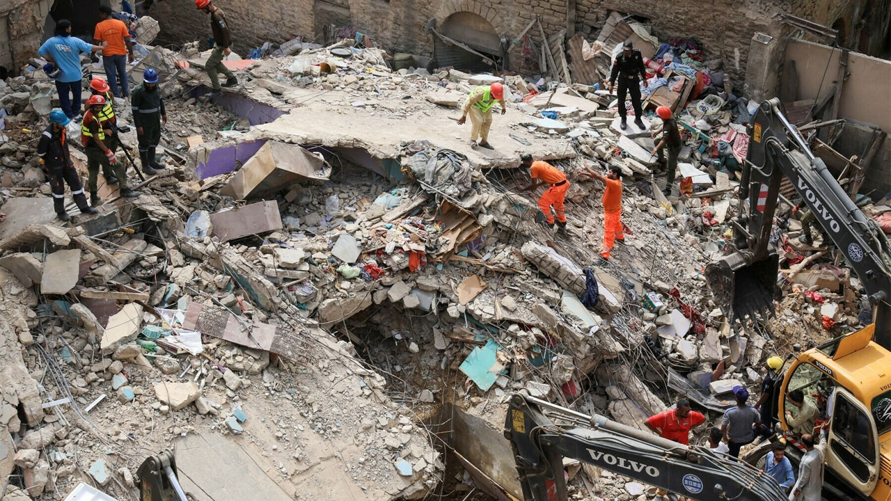 পাকিস্তানে ভবন ধসে মৃত ১৪, ধ্বংসস্তূপে আটকা আরও অনেকে