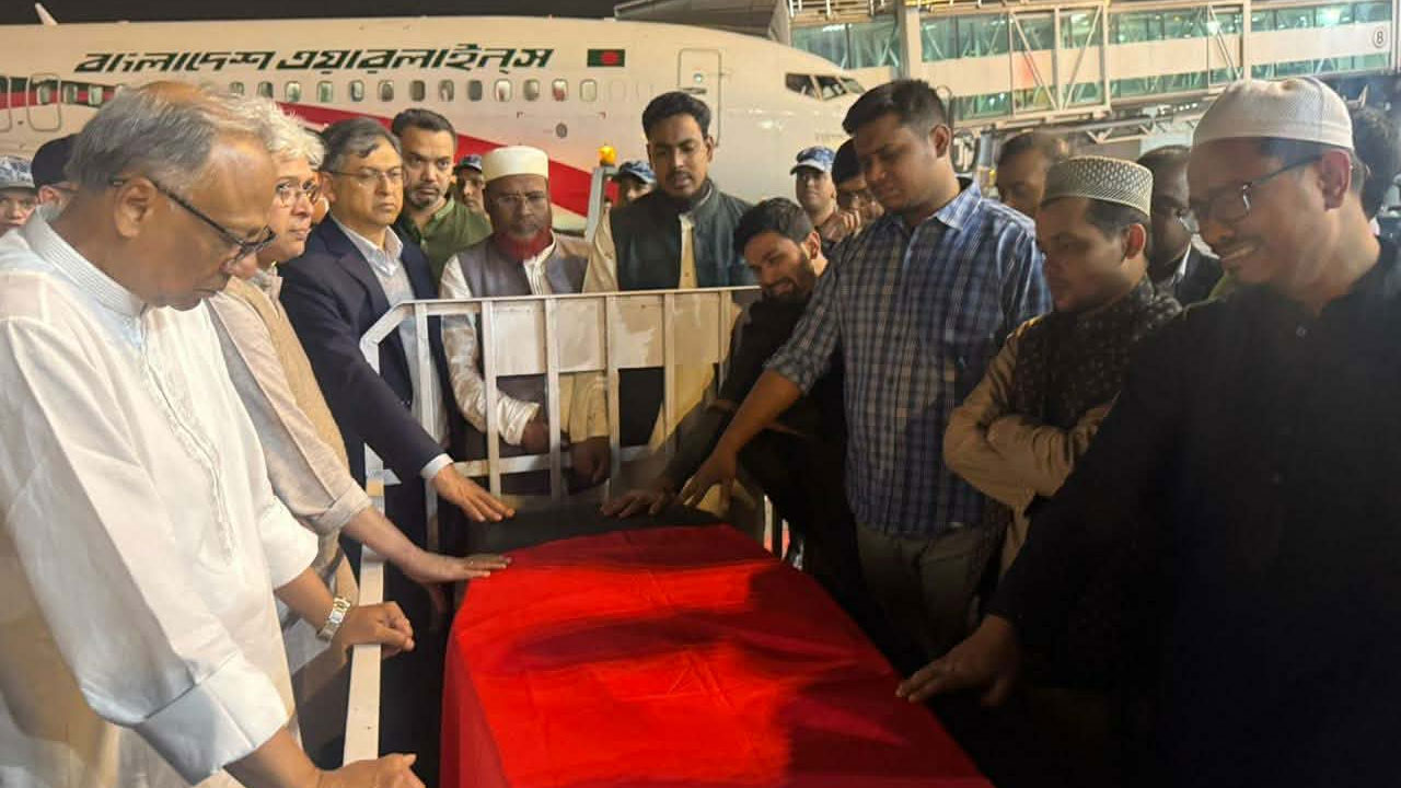 হাদির কফিনে বিএনপির শ্রদ্ধা নিবেদন
