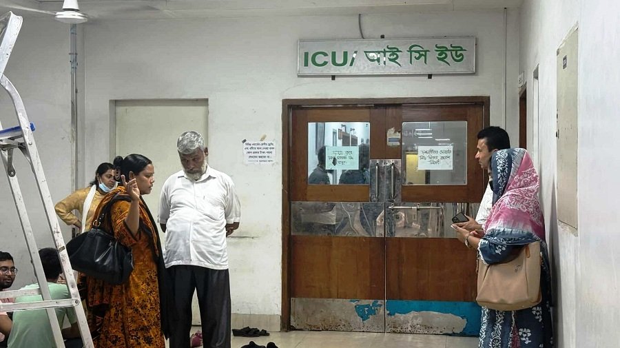 বার্ন ইউনিটে দগ্ধদের আর্তনাদ, নীরবে চোখের পানি মুছছেন অভিভাবকরা