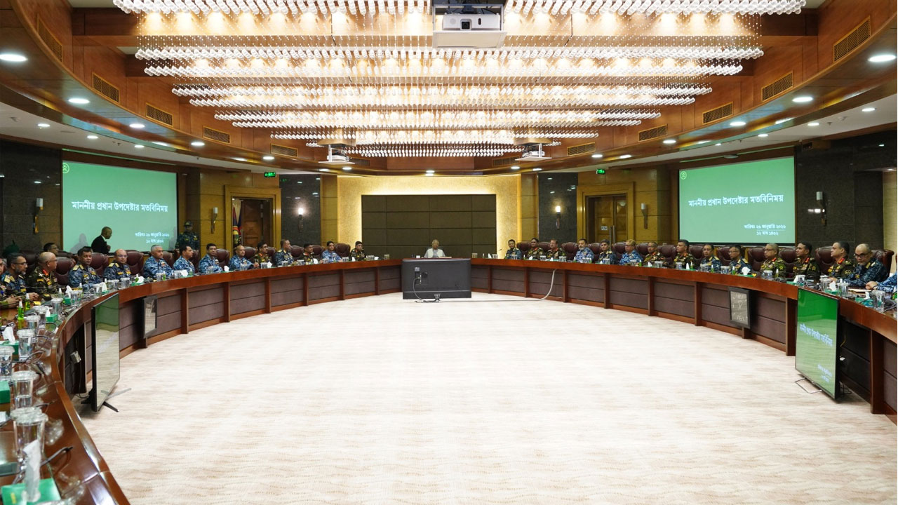 সশস্ত্র বাহিনীর ঊর্ধ্বতন কর্মকর্তাদের সঙ্গে প্রধান উপদেষ্টার মতবিনিময়