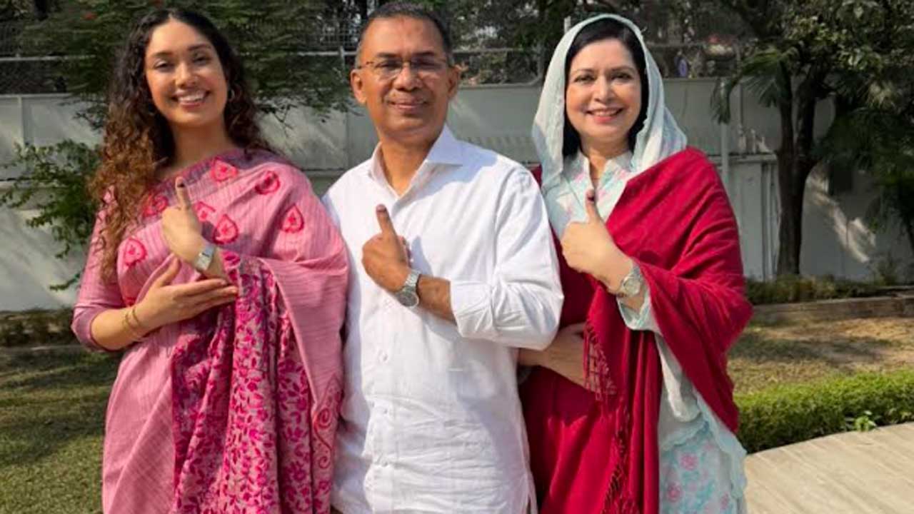ভোট দিয়ে স্ত্রী-মেয়েকে নিয়ে ফেসবুকে ছবি দিলেন তারেক রহমান