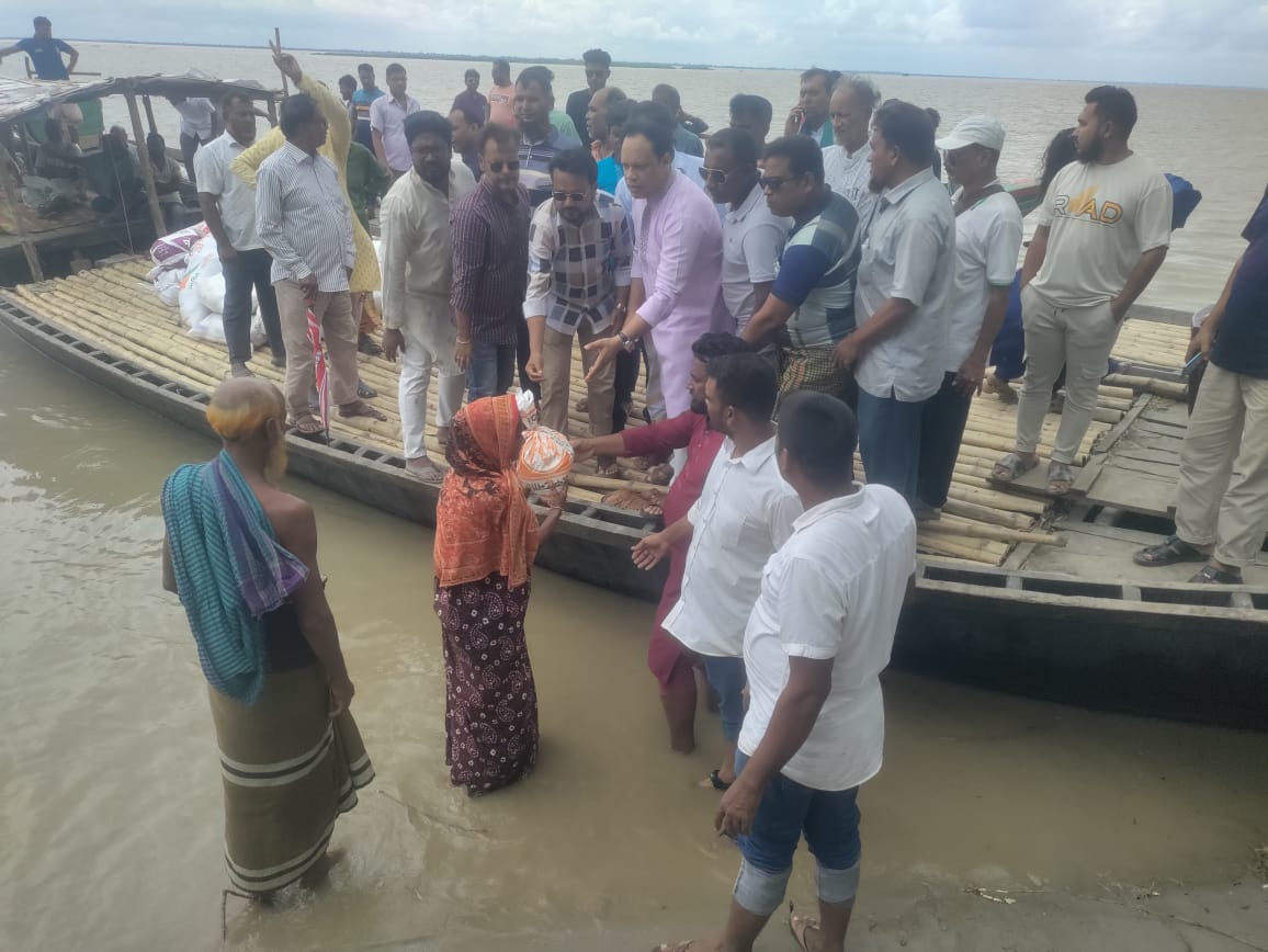 বাঘায় বন্যার্তদের মাঝে ত্রাণসামগ্রী বিতরণ করলেন বিএনপি নেতা মানিক