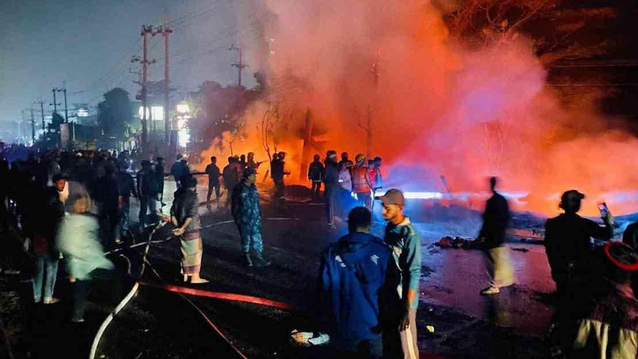 সীতাকুণ্ডে জাহাজের মালামালের মার্কেটে আগুন, কোটি টাকার ক্ষয়ক্ষতি