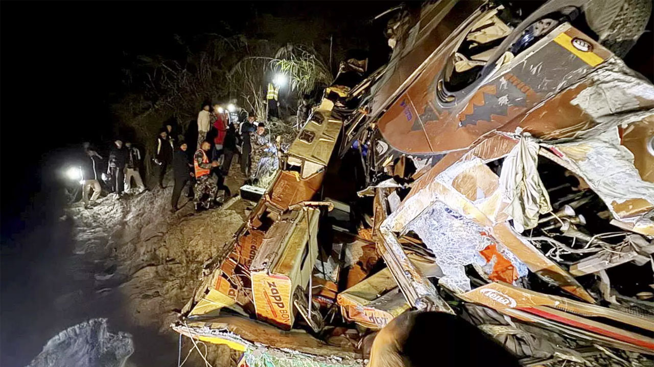 নেপালে নদীতে বাস উল্টে পড়ে নিহত ১৮