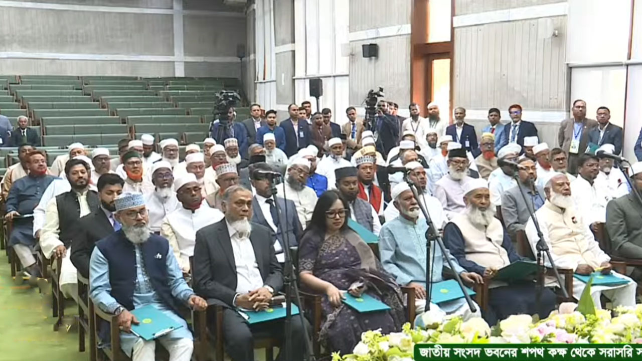 ১১ দলীয় জোট ও স্বতন্ত্র সংসদ সদস্যদের সঙ্গে শপথ নিলেন ইশরাক