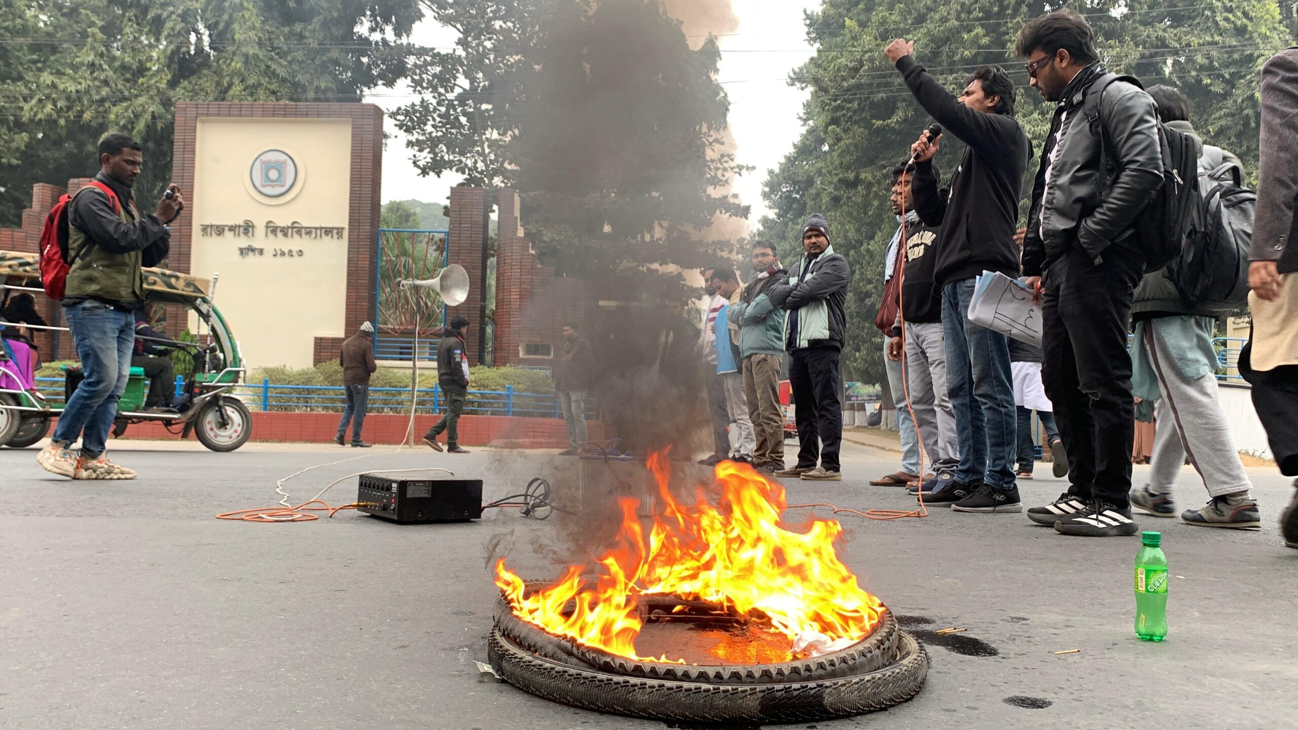 ওসমান হাদী হত্যার বিচার দাবিতে রাজশাহীতে মহাসড়ক অবরোধ