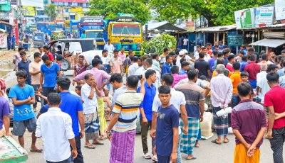 রাজশাহীতে সারের দাবিতে কৃষকদের মহাসড়ক অবরোধ