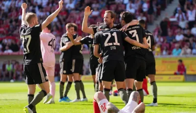 ৩ গোলে পিছিয়ে পড়ার পর দুর্দান্ত কামব্যাক বায়ার্নের