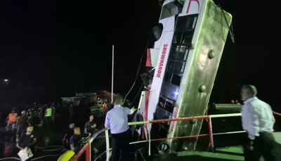 টেনে তোলা হয়েছে ডুবে যাওয়া বাস, নিহত বেড়ে ১৬