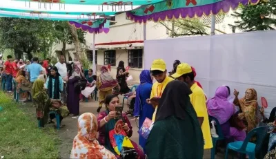 ভ্যাপসা গরমে কেন্দ্রের বাইরে অভিভাবকদের হাতপাখা দিচ্ছে কোচিং সেন্টার