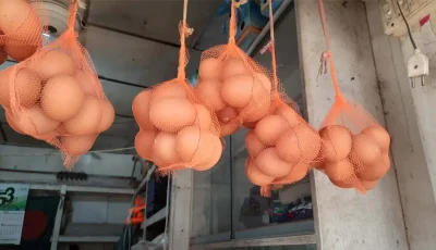 বাজারে এসে ক্রেতা বললেন—বুঝতেই পারছি না কোন দেশে আছি