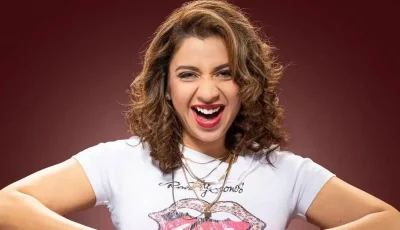 কনসার্টে ঠোঁট মিলিয়ে বিতর্কে গায়িকা