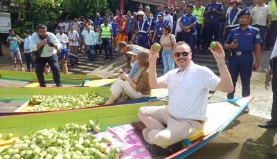 ঝালকাঠির ভাসমান পেয়ারার হাট ঘুরে মুগ্ধ মার্কিন রাষ্ট্রদূত